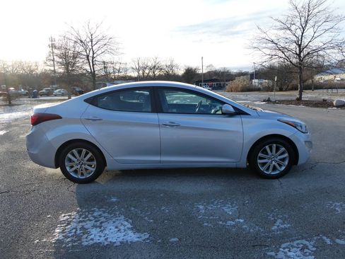 Used 2014 Hyundai Elantra SE w/ Option Group 02 FWD image 4