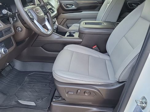 Used 2023 GMC Yukon SLT w/ SLT Premium Package image 14