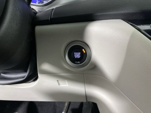 Used 2024 Chrysler Pacifica Touring-L image 25