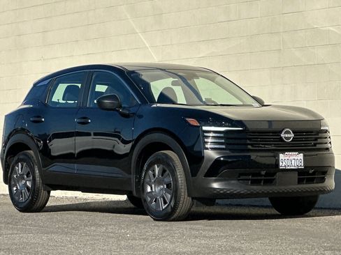 Used 2025 Nissan Kicks S image 2