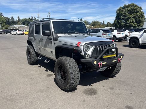 Used 2008 Jeep Wrangler Unlimited Sahara AWD/4WD image 7