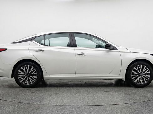Used 2025 Nissan Altima 2.5 SV image 11