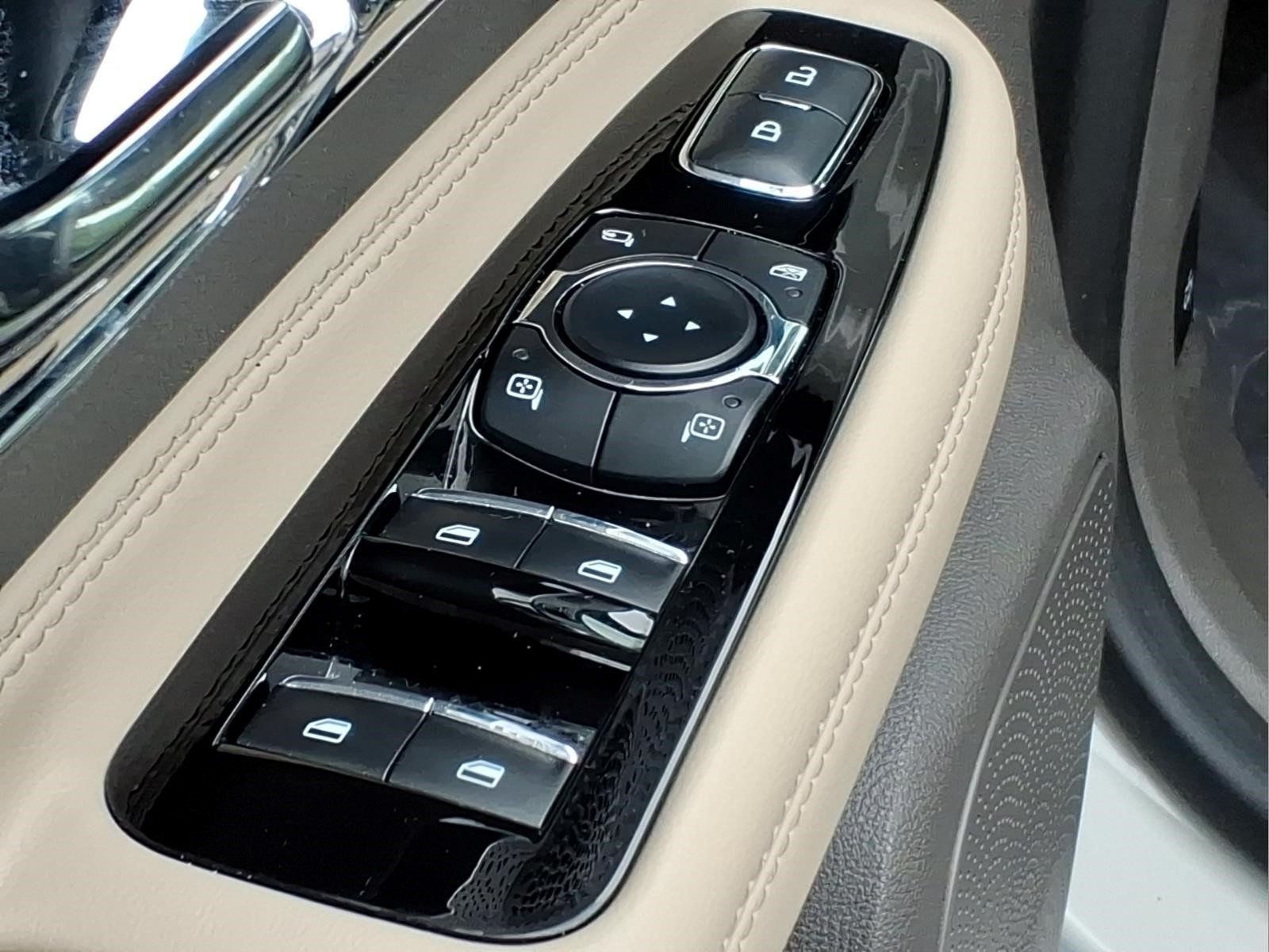 Certified 2023 Lincoln Corsair AWD w/ Equipment Group 101A image 13