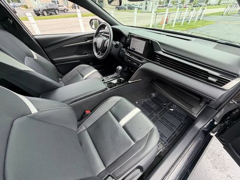Used 2025 Toyota Camry SE FWD image 12