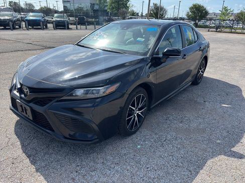 Used 2024 Toyota Camry SE image 1