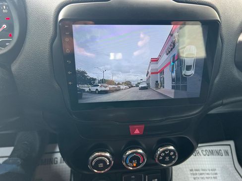 Used 2017 Jeep Renegade Trailhawk AWD/4WD image 22