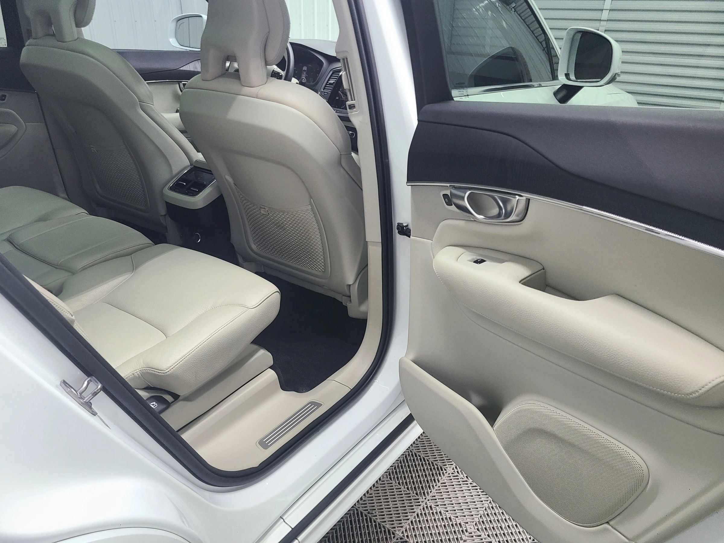 Used 2020 Volvo XC90 T6 Momentum AWD/4WD image 34