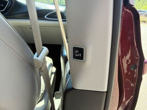 Used 2021 Chrysler Voyager Lxi image 17