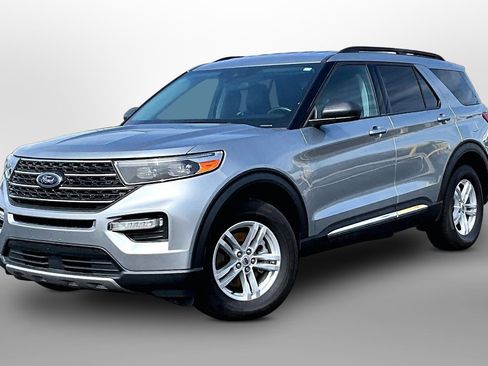 Used 2024 Ford Explorer XLT w/ Equipment Group 202A AWD/4WD image 13