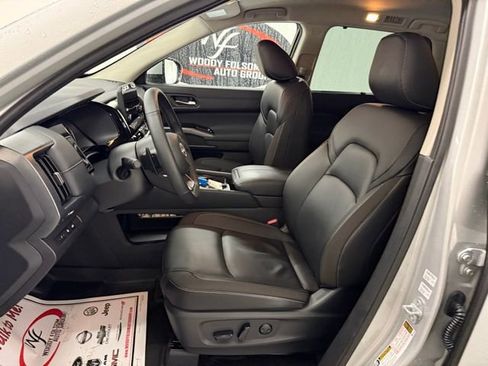 Used 2025 Nissan Pathfinder SL image 12
