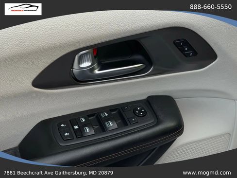 Used 2017 Chrysler Pacifica Touring-L FWD image 17