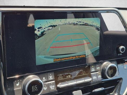 Used 2025 Toyota Highlander XLE FWD image 13