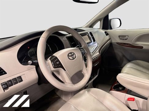 Used 2014 Toyota Sienna XLE w/ Entertainment Package image 9