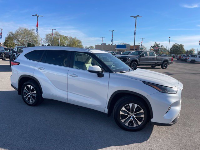 Used 2023 Toyota Highlander XLE AWD/4WD image 2