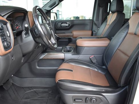 Used 2020 Chevrolet Silverado 1500 High Country w/ Technology Package AWD/4WD image 3