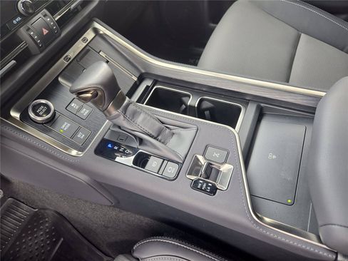 Used 2025 Lexus GX 550 w/ Accessory Package (2T) AWD/4WD image 18