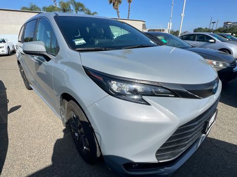 Used 2024 Toyota Sienna XLE Woodland Edition AWD/4WD image 3