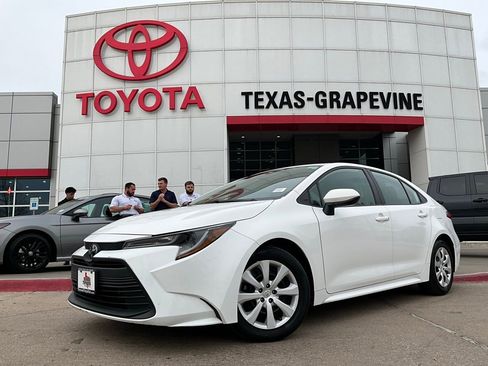 Used 2024 Toyota Corolla LE image 2