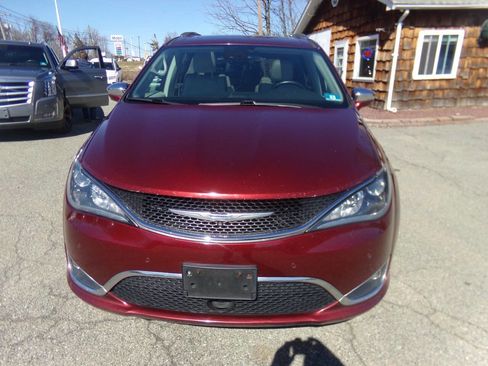 Used 2017 Chrysler Pacifica Limited image 2