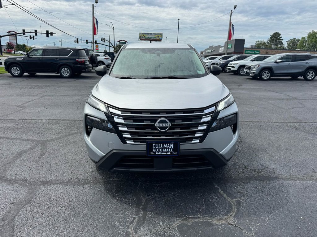 Used 2024 Nissan Rogue S AWD/4WD image 3