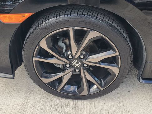 Used 2017 Honda Civic Sport image 4