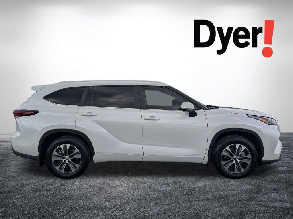 Used 2024 Toyota Highlander XLE FWD image 3