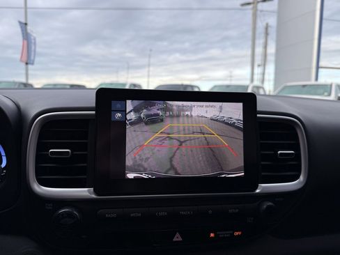 Used 2024 Hyundai Venue SEL image 17
