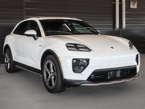 Used 2025 Porsche Macan 4 Electric AWD/4WD image 7