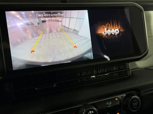 Used 2024 Jeep Wrangler Unlimited Sahara AWD/4WD image 19