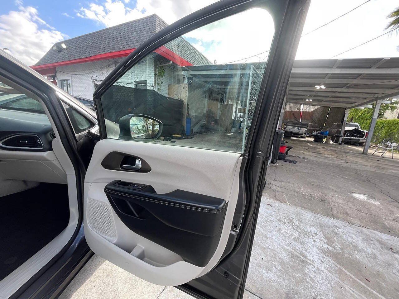 Used 2020 Chrysler Voyager Lxi FWD image 19