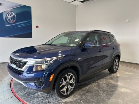 Used 2022 Kia Seltos EX image 2