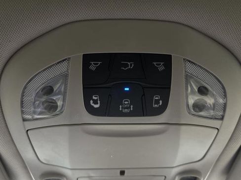 Used 2023 Chrysler Pacifica Limited w/ Uconnect Theater Family Group image 28