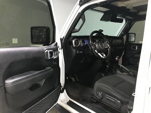 Used 2020 Jeep Gladiator Overland AWD/4WD image 9