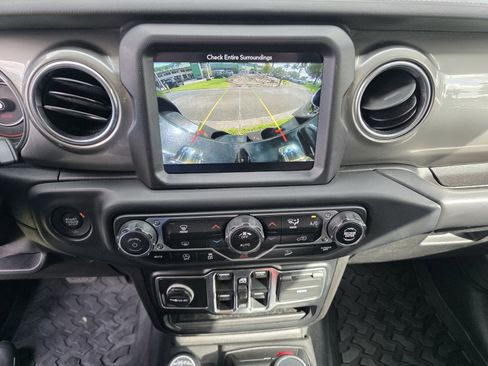 Used 2019 Jeep Wrangler Unlimited Sahara w/ Uconnect 4C Nav & Sound Group image 21