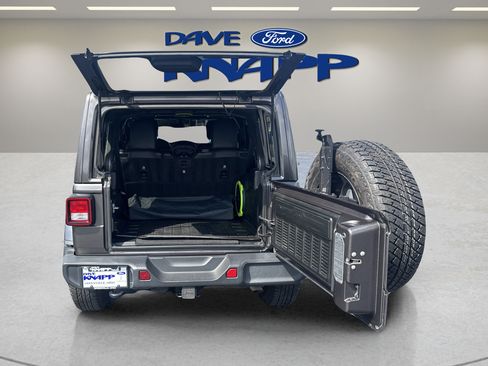 Used 2018 Jeep Wrangler Unlimited Sahara AWD/4WD image 27