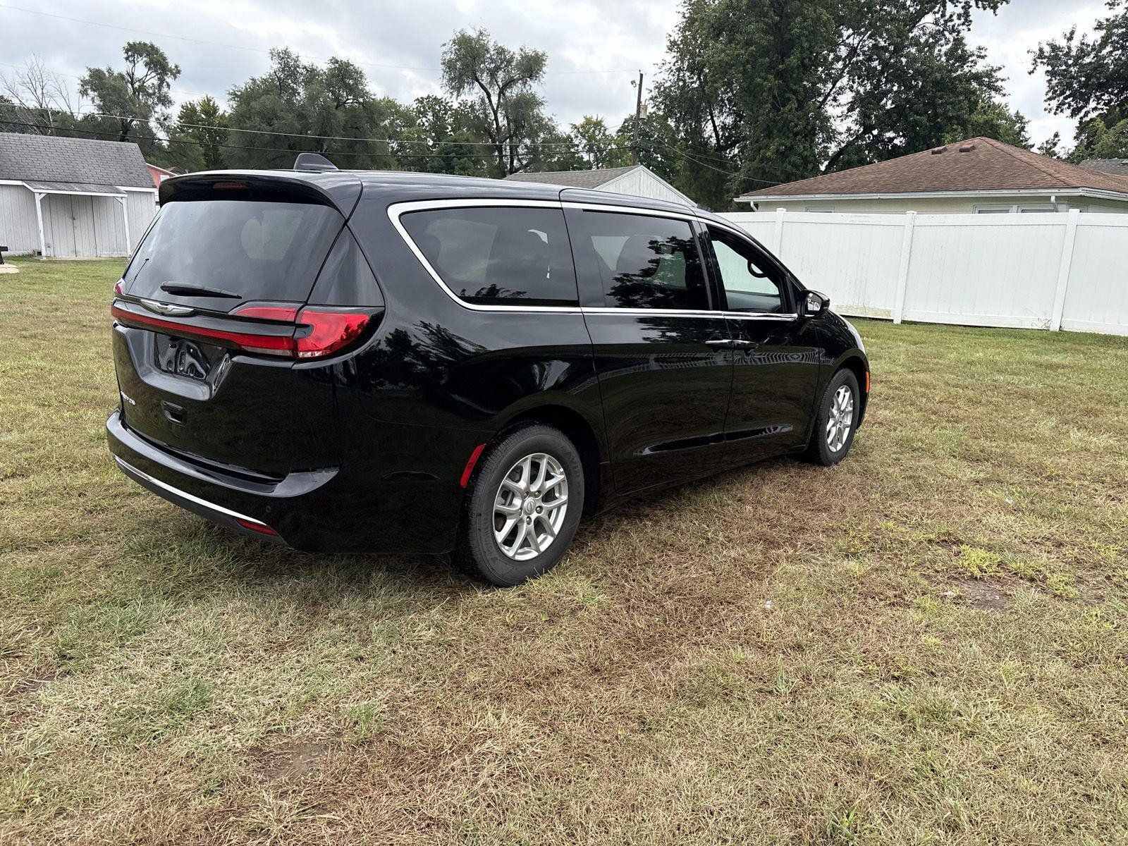 Used 2026 Chrysler Pacifica Select FWD image 5