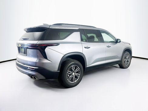 Used 2025 Chevrolet Traverse LT FWD image 9
