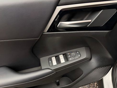 Used 2024 Mitsubishi Outlander SE image 17