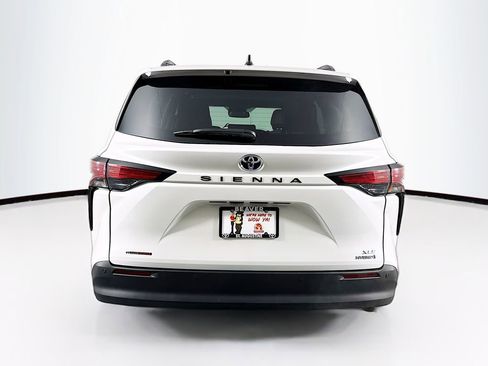 Used 2022 Toyota Sienna XLE image 8