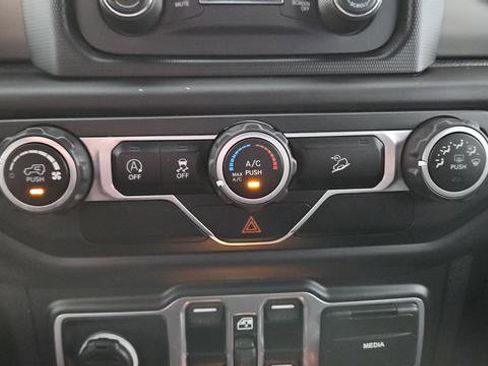 Used 2018 Jeep Wrangler Unlimited Sport AWD/4WD image 17