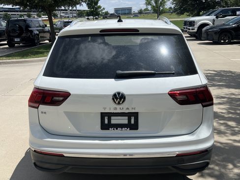 Used 2023 Volkswagen Tiguan SE w/ Panoramic Sunroof Package FWD image 9