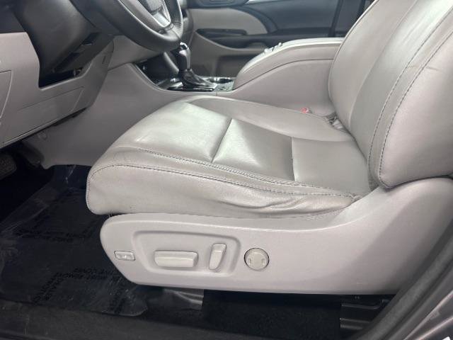 Used 2017 Toyota Highlander XLE AWD/4WD image 14