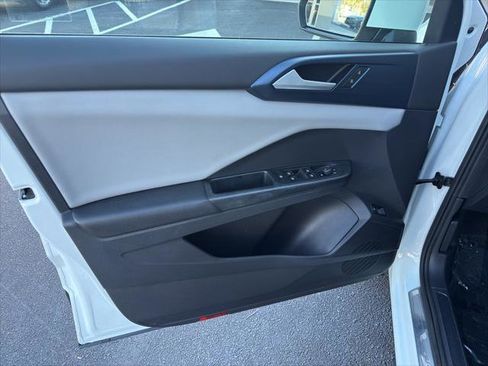 Used 2022 Volkswagen Taos SE w/ Panoramic Sunroof Package FWD image 16