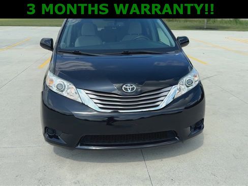 Used 2017 Toyota Sienna LE image 3
