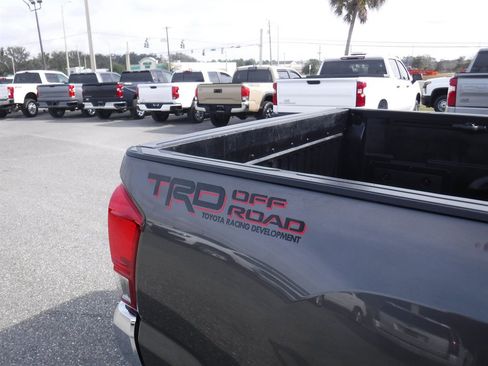 Used 2017 Toyota Tacoma TRD Off-Road image 4