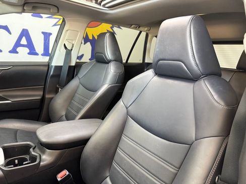 Used 2022 Toyota RAV4 XLE Premium image 9