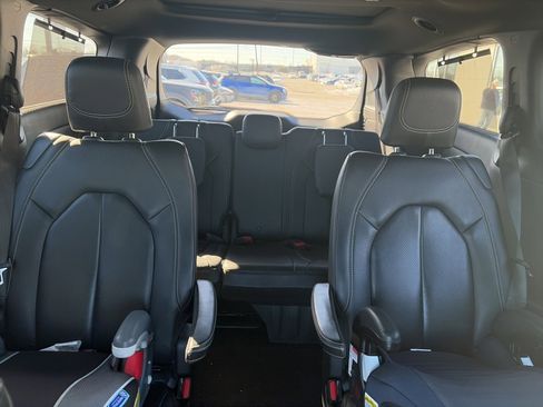 Used 2019 Chrysler Pacifica Touring-L Plus w/ Advanced Safetytec Group image 21