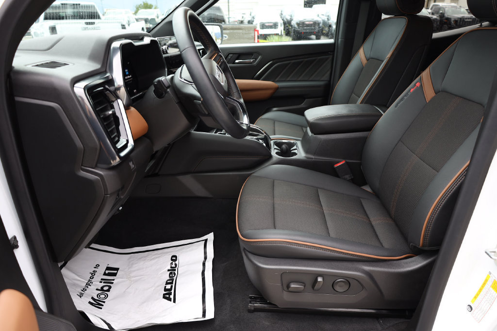 Used 2025 GMC Canyon AT4 w/ Nightfall Edition AWD/4WD image 11