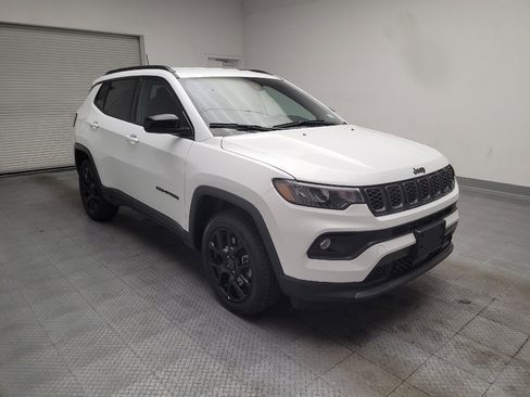 Used 2025 Jeep Compass Latitude w/ Convenience Group AWD/4WD image 13