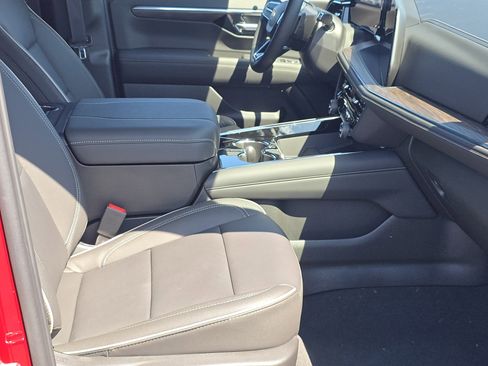 New 2025 Chevrolet Suburban Premier image 23